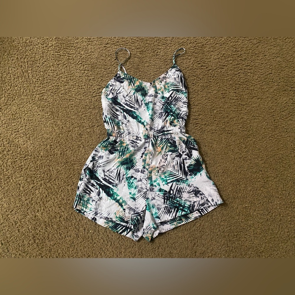 🌷Parker rainforest romper size small